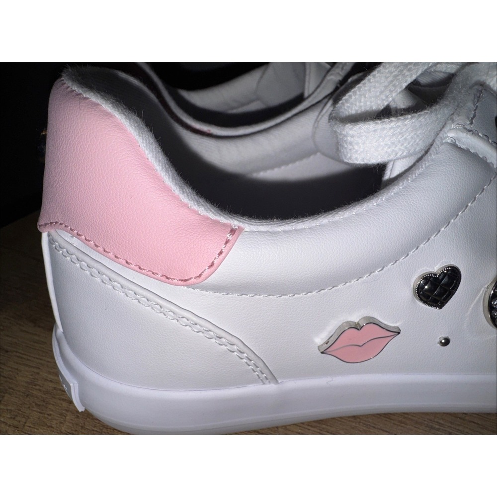 GUESS Women's White Pink Comfort Sneakers Logo Star Heart Lips Accents 9.5 NEW - Picture 3 of 11